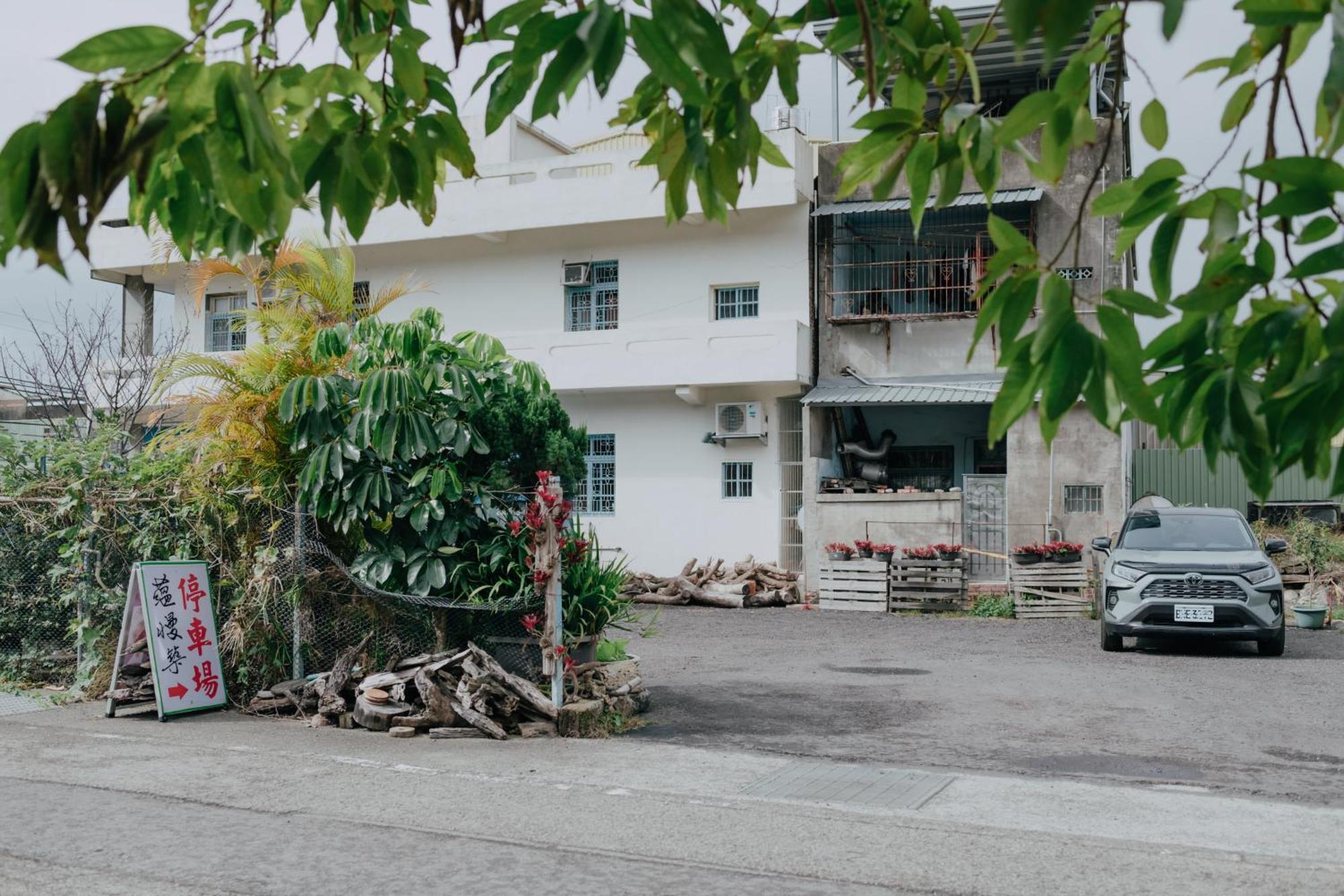 藴慢築 茶花藝主題民宿 Yun Man Zhu Homestay Gongguan Luaran gambar